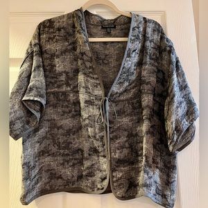 🦋Eileen Fisher tie front linen  top. Woven gray and black linen w/ silk trim